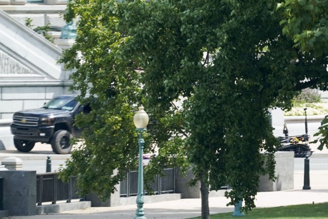 Man surrenders after claiming to have bomb near US Capitol