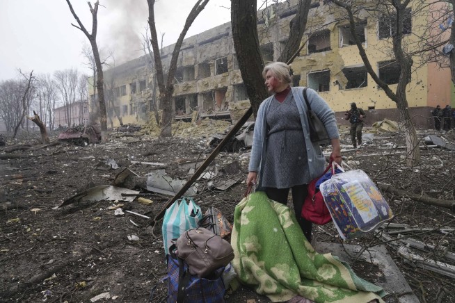 Airstrike hits Ukraine maternity hospital, 17 reported hurt