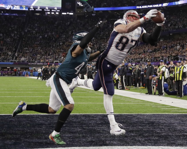Foles' late TD pass leads Eagles to 1st Super Bowl title