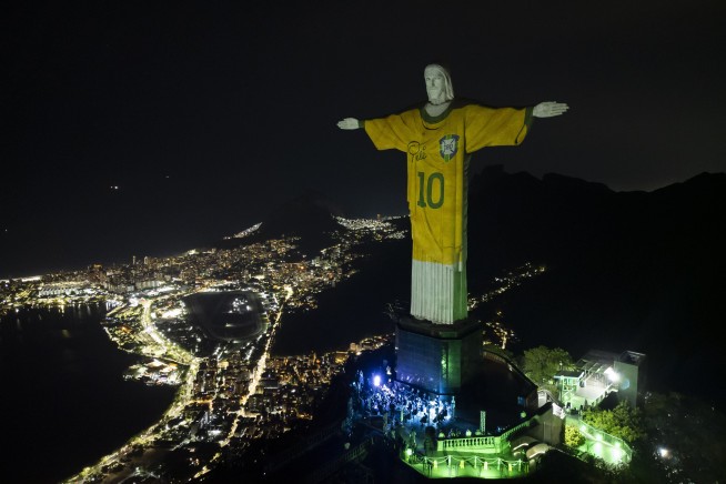 Christ the Redeemer lit in Pele shirt as Brazil honors first anniversary of his death