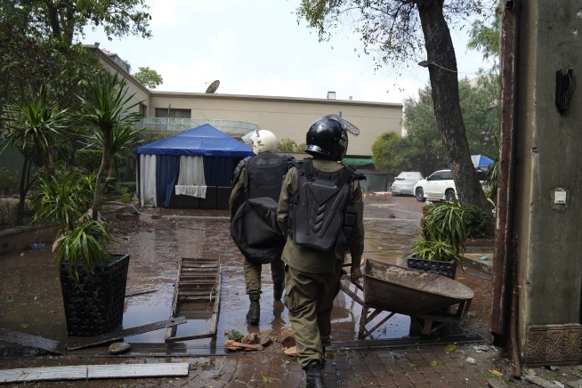 Pakistani police storm home of former PM Khan, arrest 61