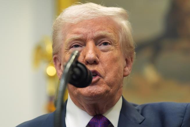 Trump pardons 5 former NFL players for crimes ranging from perjury to drug trafficking