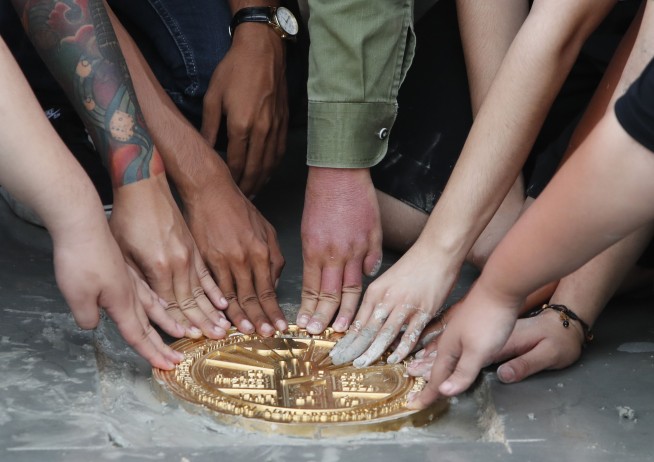 Thai protesters reinstall plaque symbolizing democracy