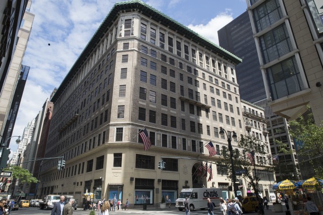 Once a retail shrine , flagship stores lose their shine