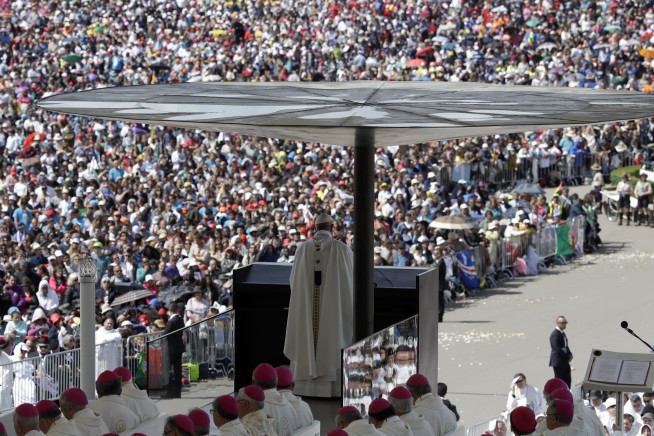 Pope makes 2 Fatima children saints on centenary of visions