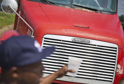 Small plane crashes into busy Atlanta interstate; 4 killed