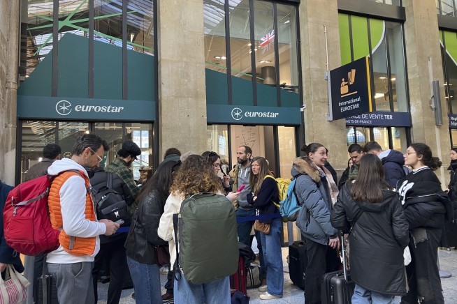 WWII bomb disposal operation in Paris causes hours of travel chaos and Eurostar line closure