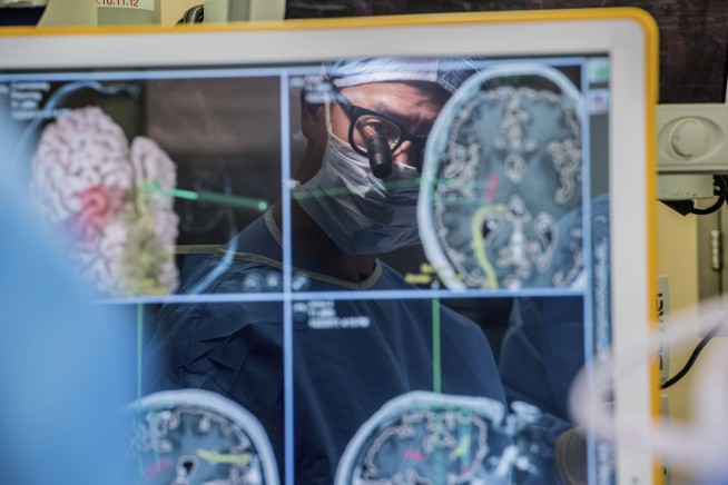 Device taps brain waves to help paralyzed man communicate