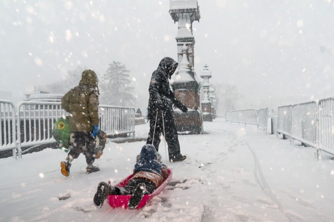 AP PHOTOS: Storm wraps nation's capital in snowy blanket