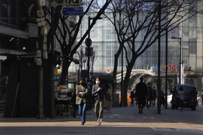 Travel chaos erupts as Italy quarantines north to halt virus