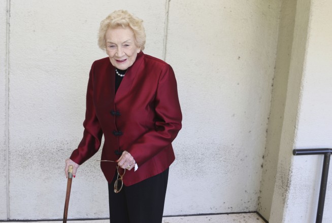 Kawananakoa, 'last Hawaiian princess,' dies at 96