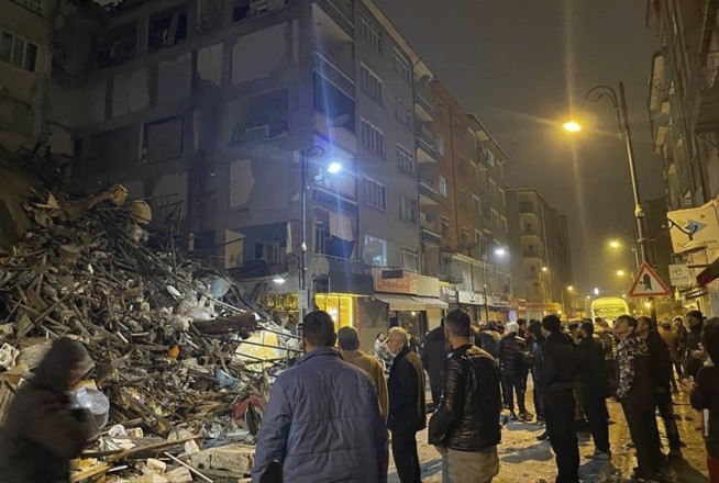 Powerful quake kills at least 560 people in Turkey, Syria
