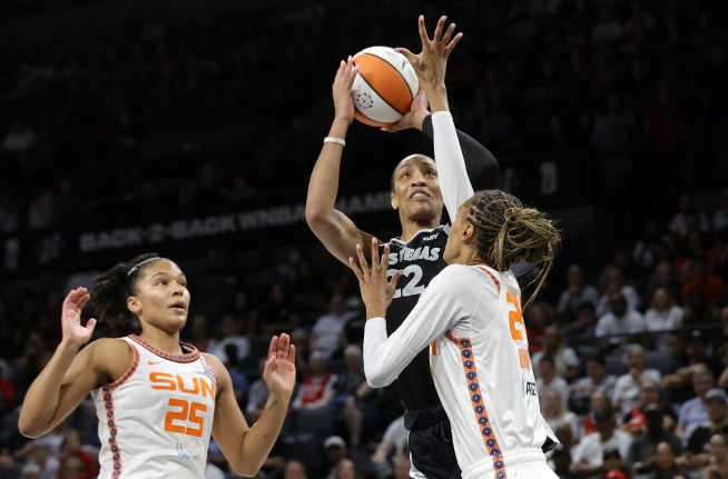 A'ja Wilson becomes 1st WNBA player to reach 1,000 points in a season as Aces top Sun