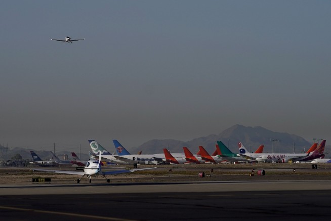 Dozens of student pilots sue United Airlines and its flight school over fraud allegations