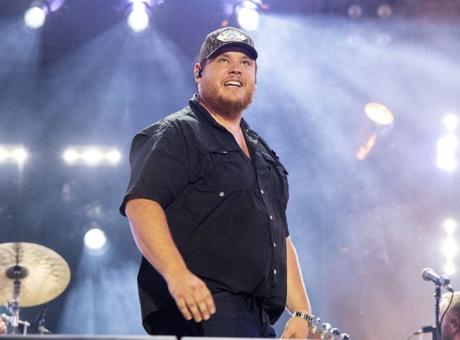 Luke Combs helping a fan who almost owed him $250,000 for selling unauthorized merchandise