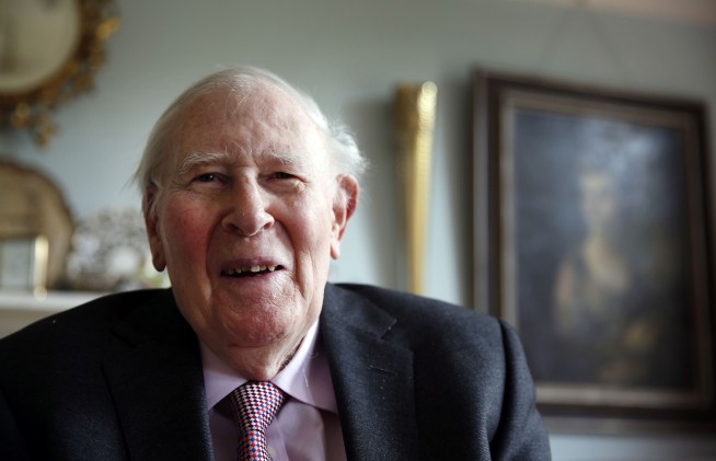 Roger Bannister, first to run mile in under 4 minutes, dies