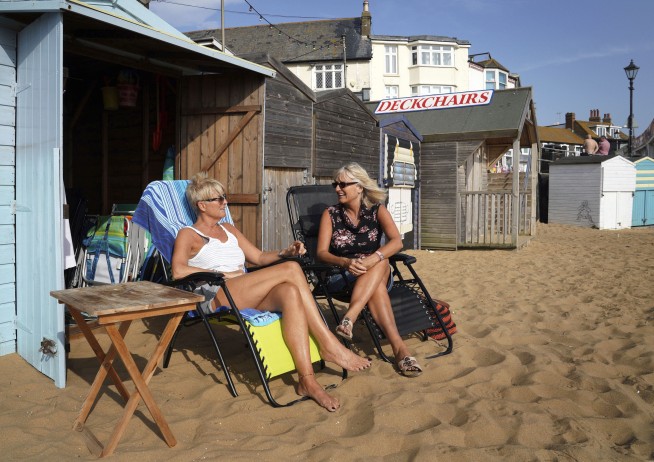 Hurricane Ophelia's remnants batter UK, Ireland; 3 dead