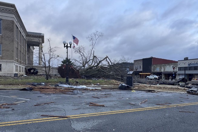 4 killed in a storm system that spawned tornadoes across the southern U.S.