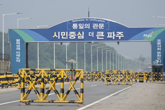 South Korean troops fired warning shots after North Korean soldiers briefly crossed land border