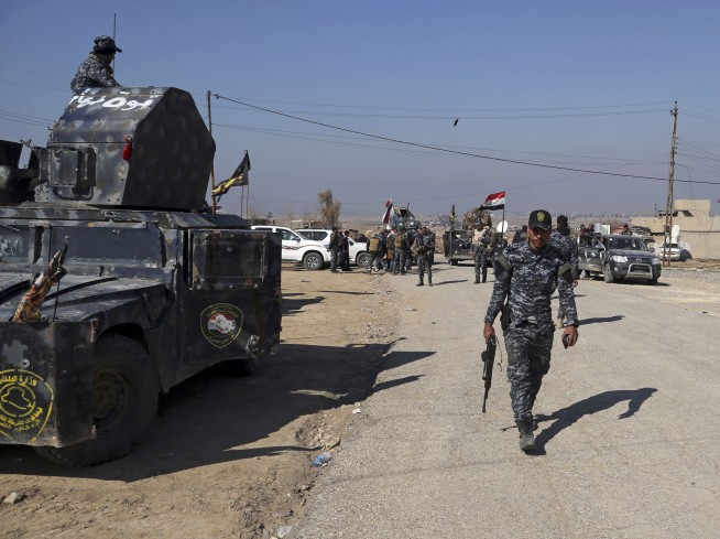 Iraqi police forces enter Mosul airport, seize runway
