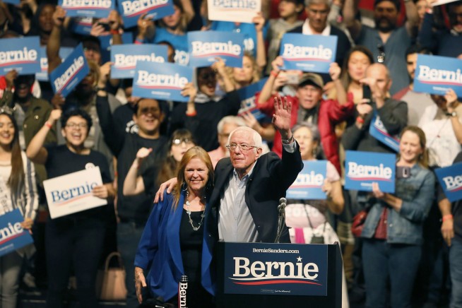 Sanders wins Nevada caucuses, takes national Democratic lead