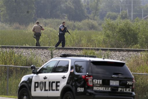 Police in Illinois hunt for 3 suspects after officer killed
