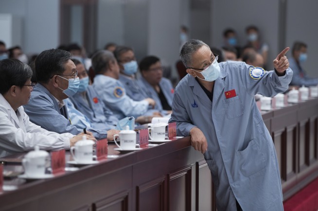 China's Mars rover touches ground on red planet