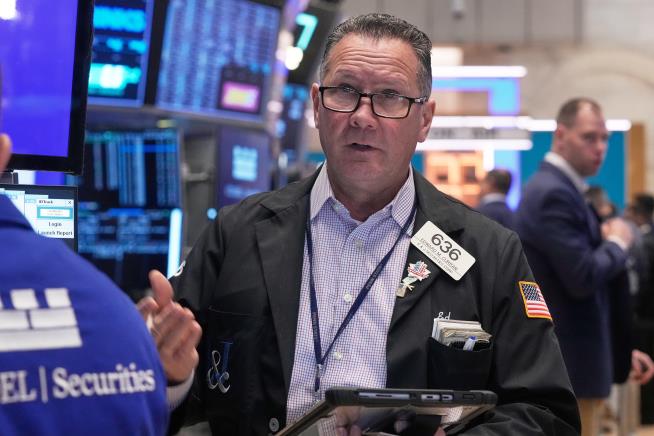 US stocks rise for a fifth straight day to close out a volatile month