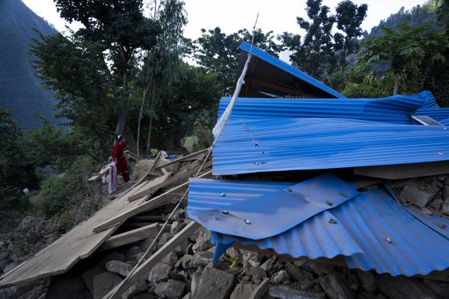 Nepal Villagers Cremate Loved Ones Who Perished In An Earthquake That Killed 157 People Newser