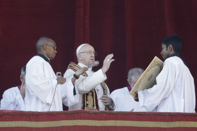 Text of Pope Francis' traditional Christmas day message