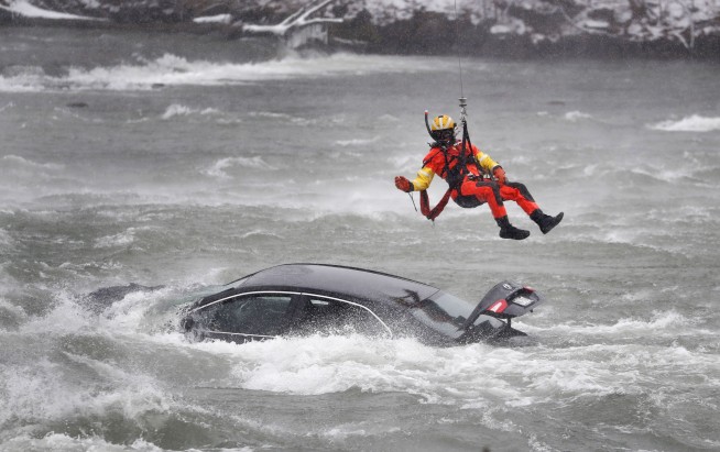Car likely driven on purpose into Niagara River, police say
