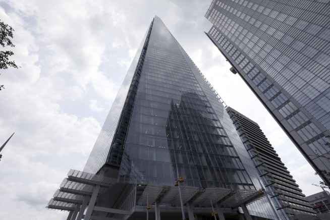 London daredevil scales one of Europe's tallest buildings