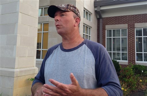 Jailed clerk vows not to back down, no resolution in sight