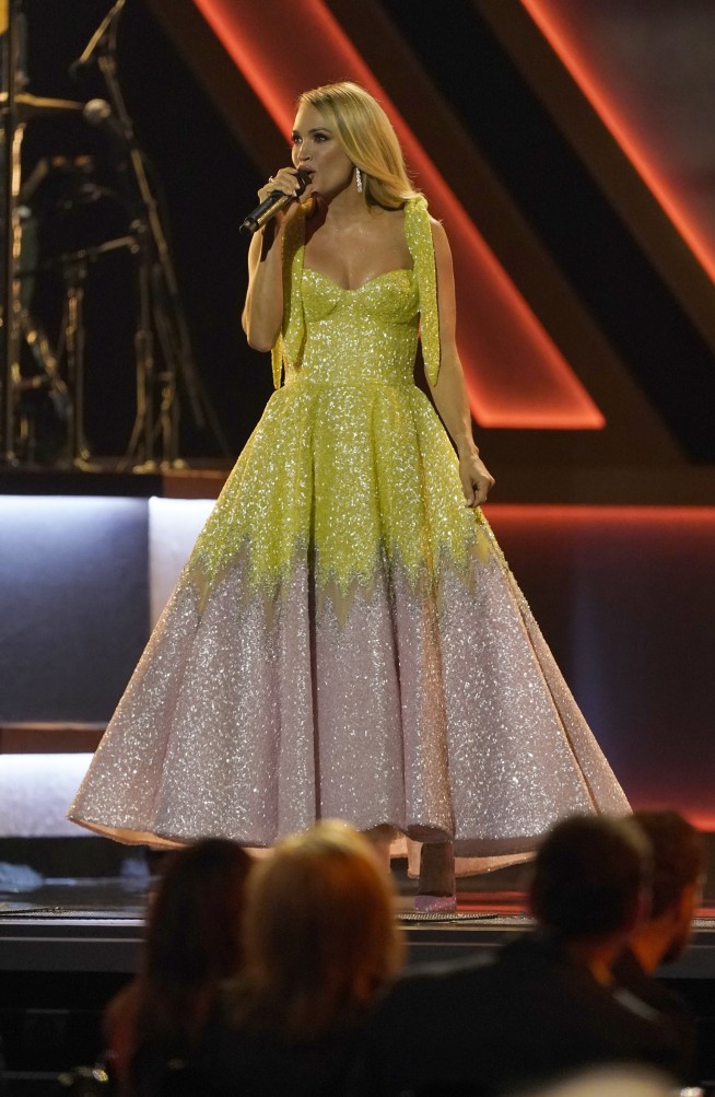 Luke Combs tops CMA Awards; Loretta Lynn, Lewis honored