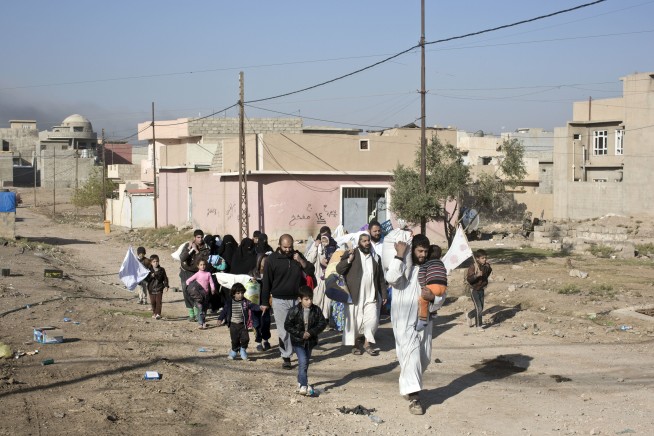Iraqi units clear Mosul buildings after advances, IS attacks