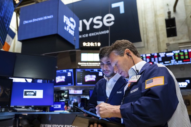Stocks fall on Wall Street, led by slump in tech companies