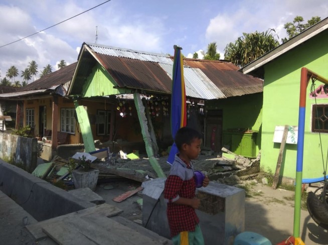 Powerful quakes rock Sulawesi in Indonesia, destroying homes