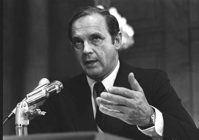 Alexander Butterfield, the Nixon aide who disclosed Watergate tapes, dies at 99