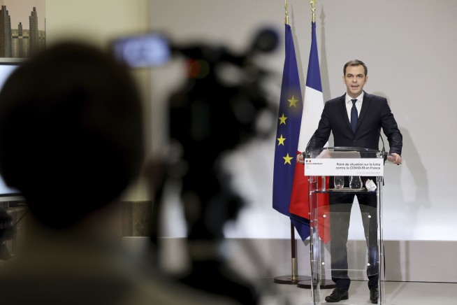 France opts for 3rd shots, not lockdown, to fight new wave