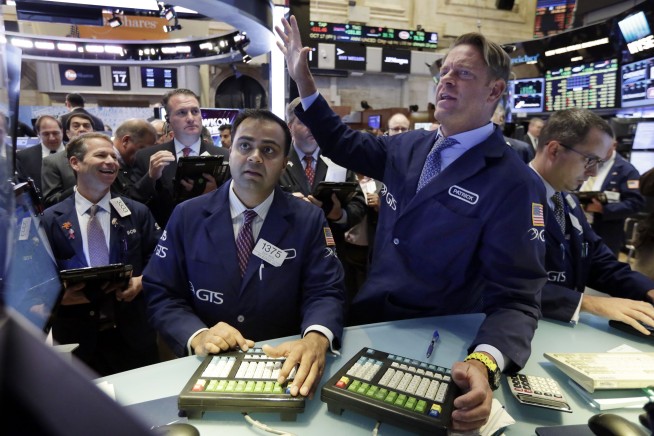 US stock indexes close modestly lower as energy prices fall