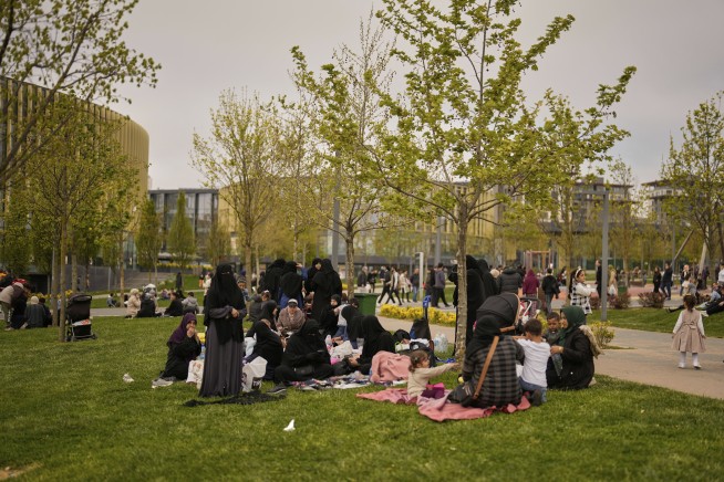 A magnitude 6.2 quake shakes Istanbul and injures more than 230 people