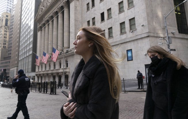 Tech stocks pulls market lower as bond yields climb again