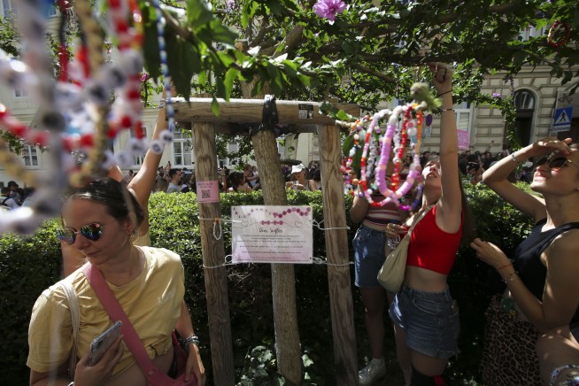 Suspects in foiled attack on Taylor Swift shows were inspired by Islamic State group, officials say