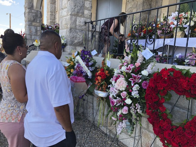 Hundreds come to honor El Paso victim after public invited