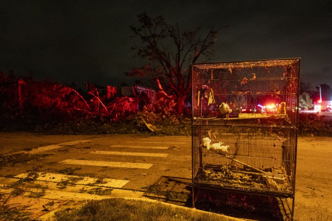 Tornado sweeps through suburban Chicago, causing damage