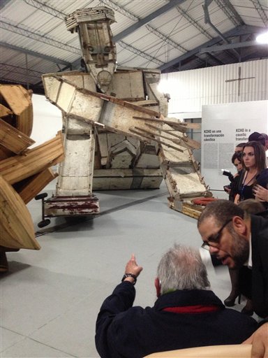 Fidel Castro has 1st public appearance in 9 months