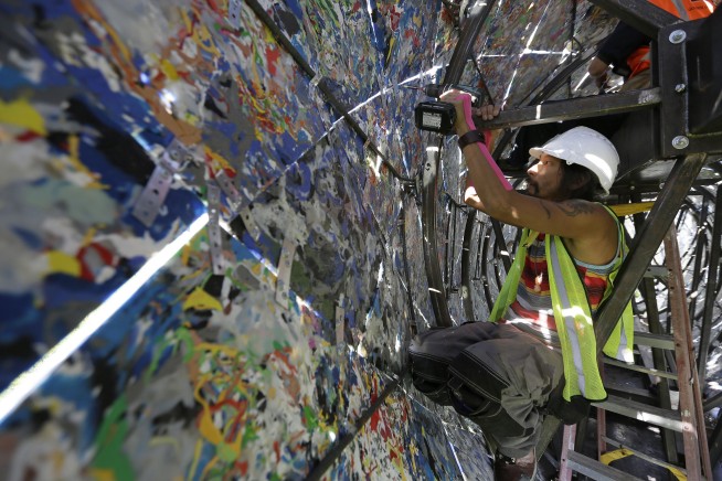 Life-sized plastic whale to raise ocean pollution awareness