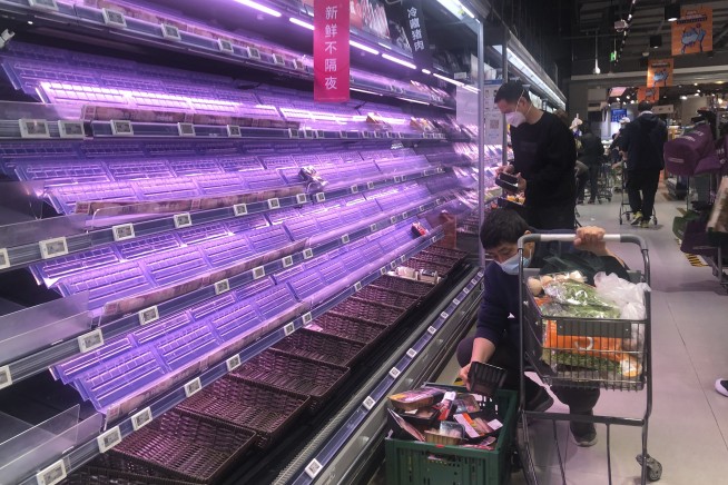 Shanghai wrestles with food shortages under virus shutdown