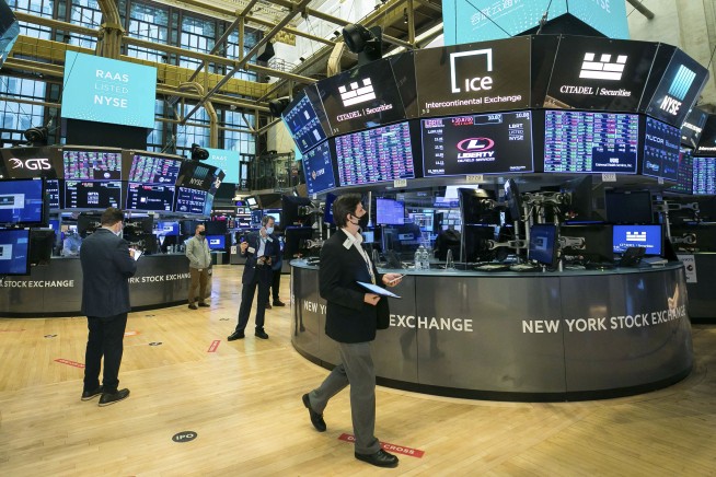 Stocks end mixed, ending a 6-day winning streak for S&P 500