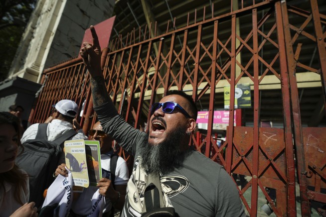 Bullfighting resumes in Mexico City before a full crowd while activists protest outside